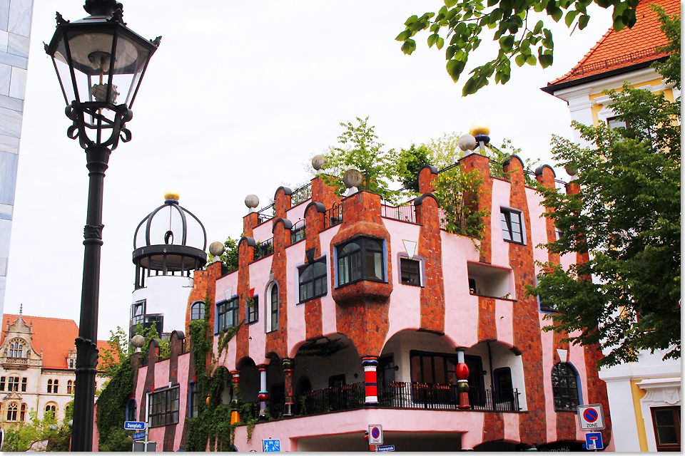 18410 PSW Kontraste das Hundertwasserhaus in Magdeburg steht am Domplatz