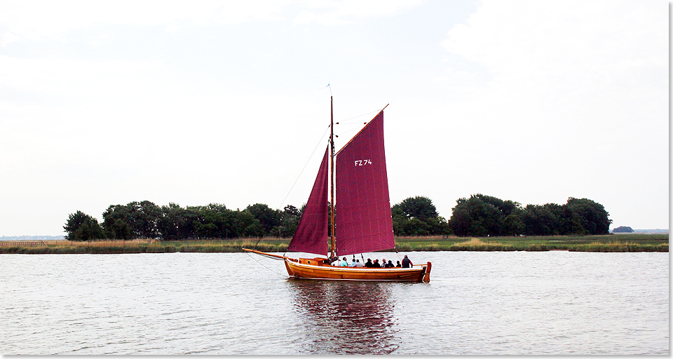 18415 PSW 03 Ein traditionelles Zeesboot passiert die Insel Kirr im Norden auf dem Zingster Strom