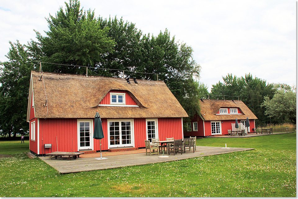 18415 PSW 13 Zwei der drei Ferienhaeuser auf Kirr links Einfamilienhaus rechts zwei Einzelappartments