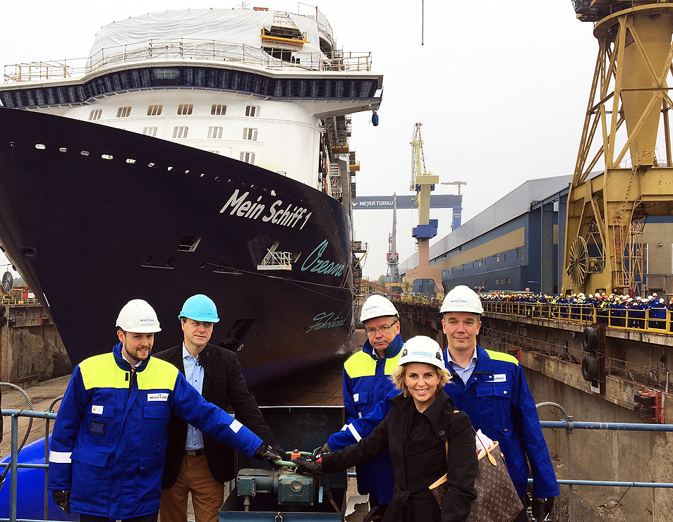 17504 Wasser Marsch Aufschwimmen der neuen Mein Schiff 1 Foto TUI Cruises