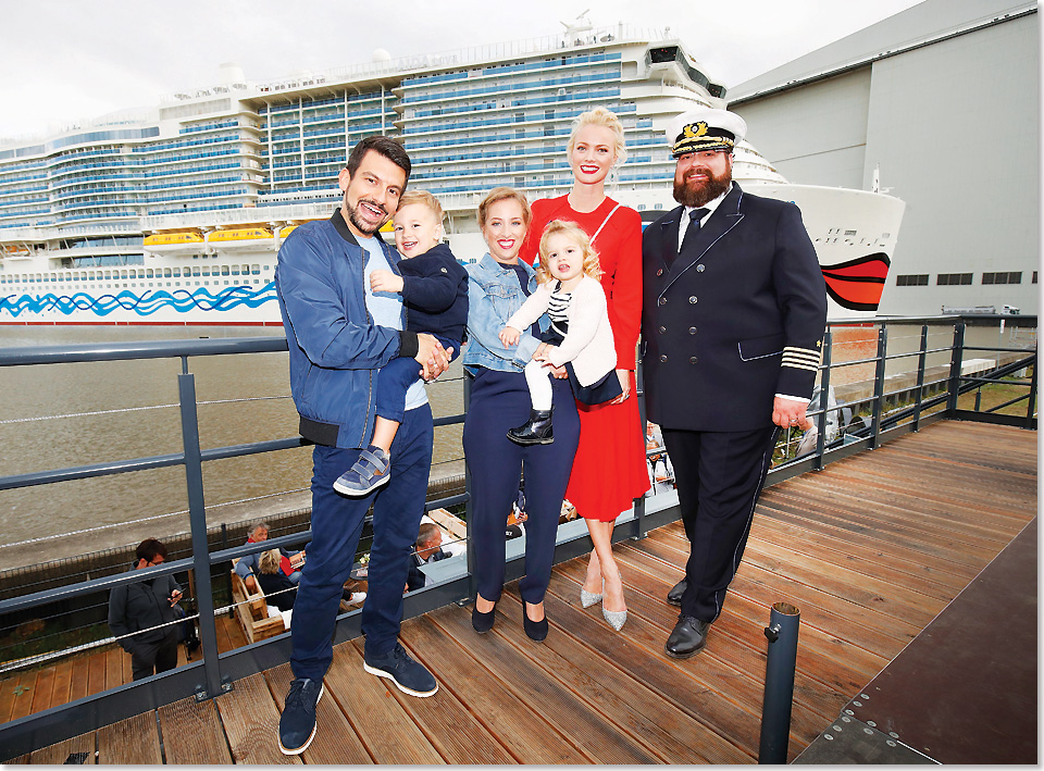 18504 vor der Taufe Kapitaen Boris Becker mit der Tauffamilie vor der AIDAnova Foto Aida Cruises