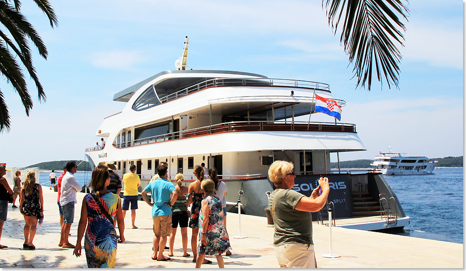 18508 PSW 12 Touristen bestaunen die schoene Yacht in Hvar