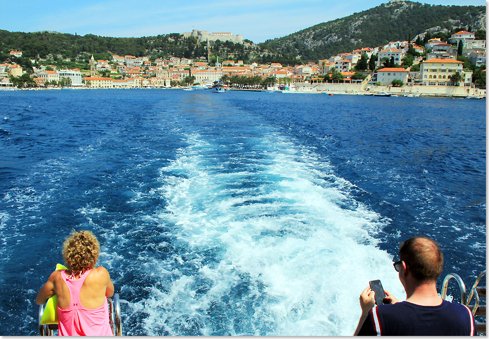 18508 PSW 13 Auslaufen aus Hvar mit Panoramablick vom Heck der SOLARIS