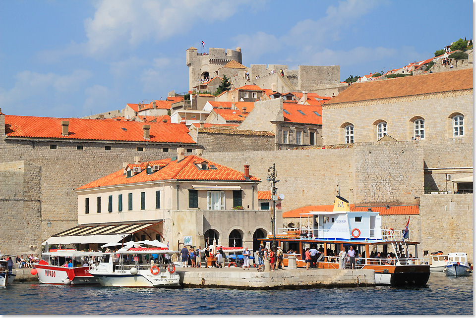 18508 PSW 35 Festungsturm hoch ueber dem Stadthafen Dubrovnik mit Ausflugsschiffen