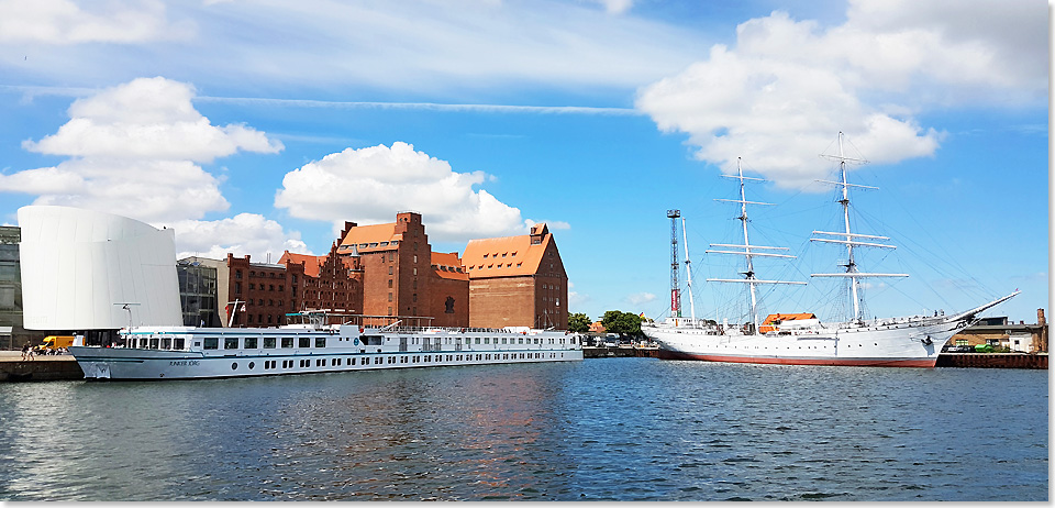 18512 PSW A 26 MS JUNKER JOERG und Museumsschiff GORCH FOCK I im Stralsunder Nordhafen