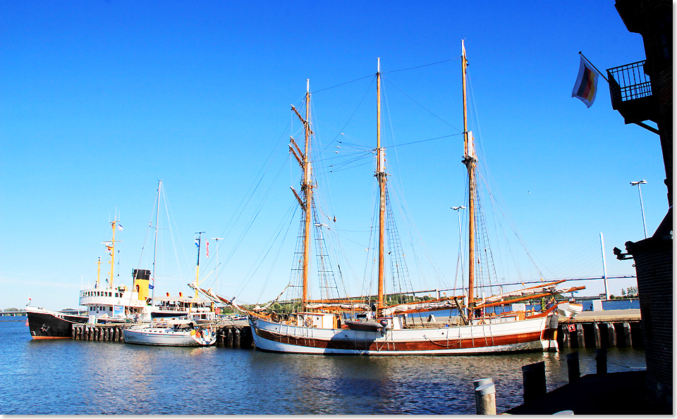 18512 PSW B Bramsegelschoner VEGA GAMLEBY und Eisbrecher WAL an der Steinernen Fischbruecke in Stralsund 1