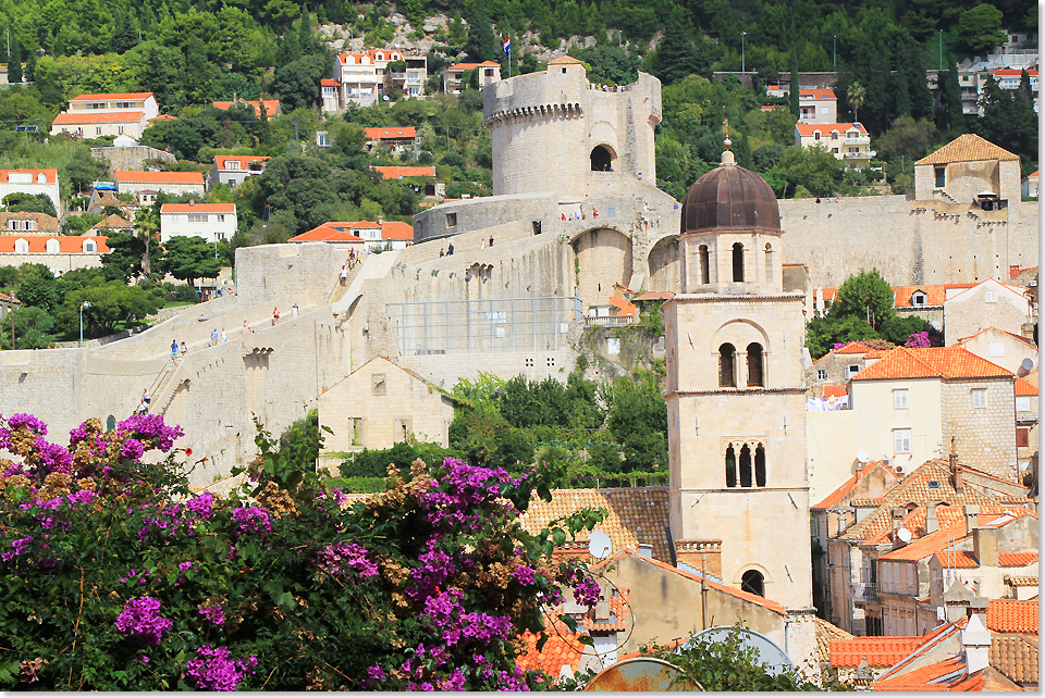 38 Die Minceta Festung in der Stadtmauer bewacht die Altstadt von Dubrovnik vorn Kirchturm des Franziskanerklosters