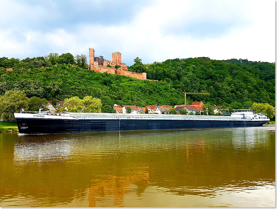 19515 01 Ein großer Tanker passiert unterhalb der Henneburg