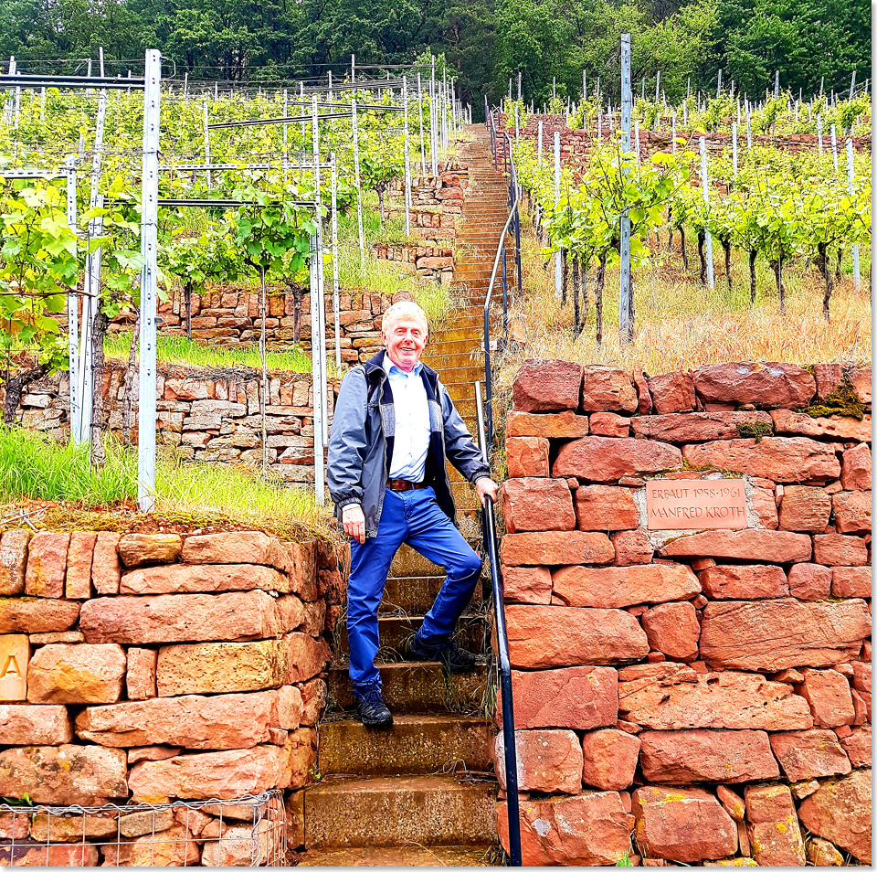 19515 18 Winzer Reinhold Hillerich in seinem Weinberg