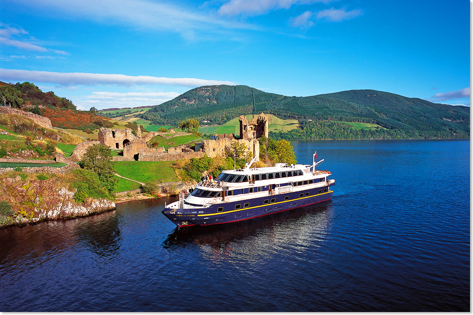 17611 LORD OF THE GLENS vor Urquhart Loch Ness Foto Master Cruises and Tours Beckeln