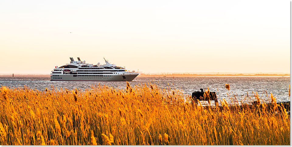 17611 PONANT Le Soleal vor Bordeaux Foto Ponant Philip Plisson