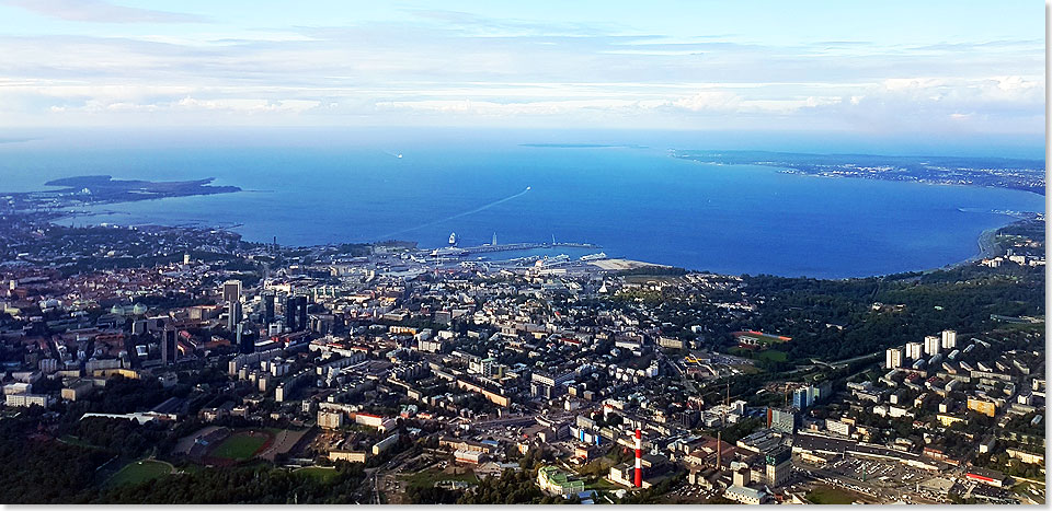 17613 PSW Stadt und Bucht von Tallinn aus der Luft gesehen