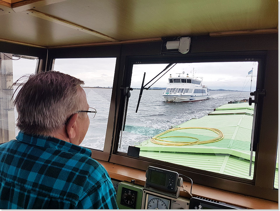 17615 241017 0939 Kapitaen Manfred Volz Das Fahrgastschiff INSEL HIDDENSEE kommt vor Hiddensee entgegen