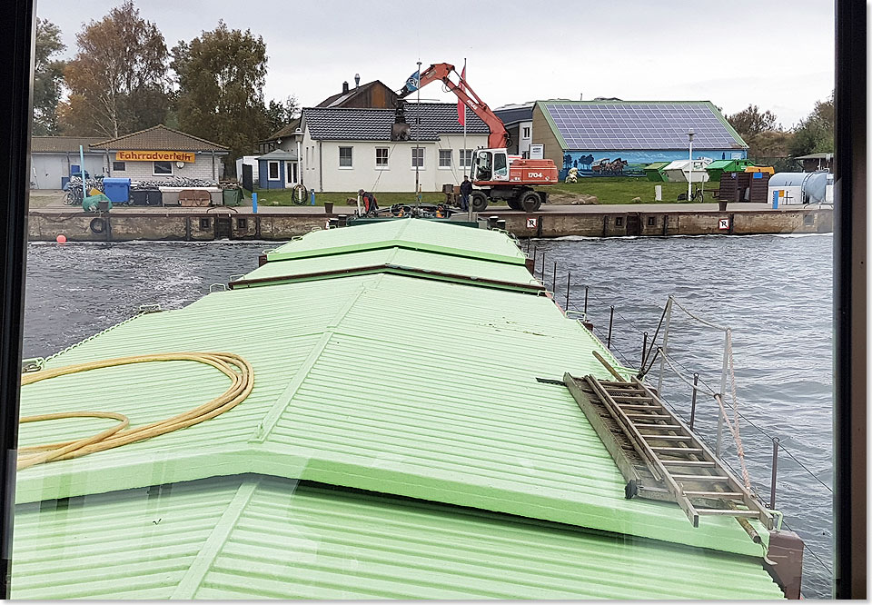 17615 PSW 241017 1009 MS AKEN dreht im Hafen von Vitte auf Hiddensee