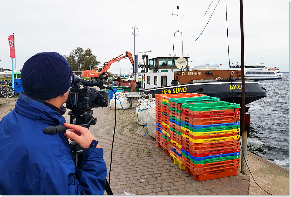 17615 PSW 241017 1308 NDR Meteorologe Stefan Kreibohm vor der AKEN beim Filmen