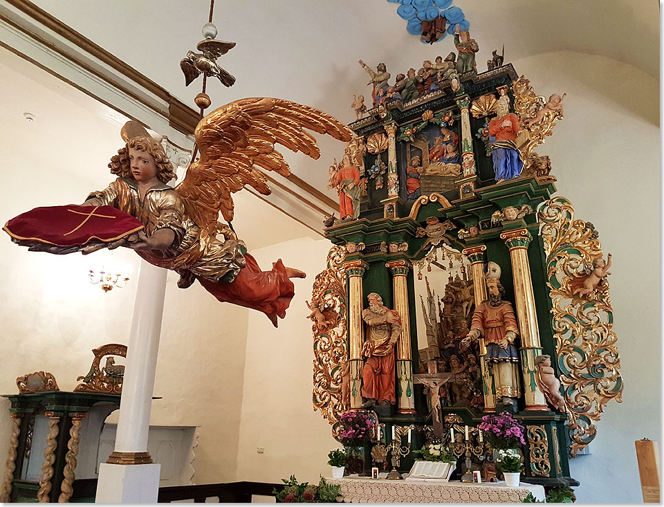 17617 PSW 12a Der schwebende Engel in der Sorquitter Kirche vor dem handgeschnitzen Altar