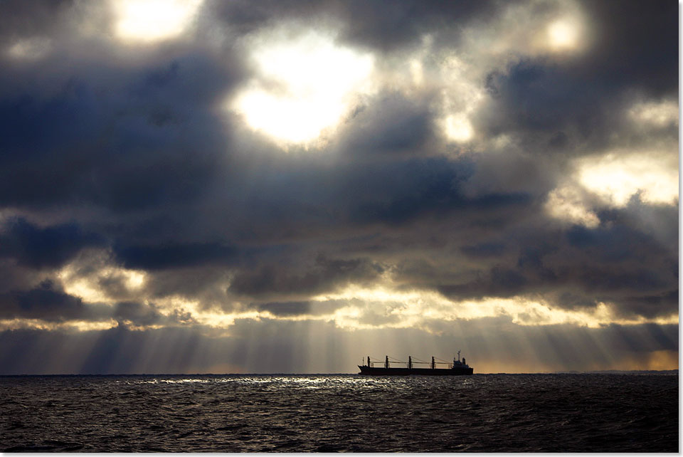 17618 PSW 38 Schneewolken ueber einem einsamen Frachter in der Nordsee