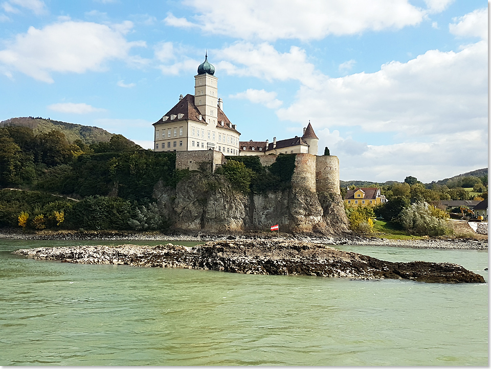 18612 PSW 25 Schloss Schoenbuehel thront stolz auf einem Wachau Felsvorsprung