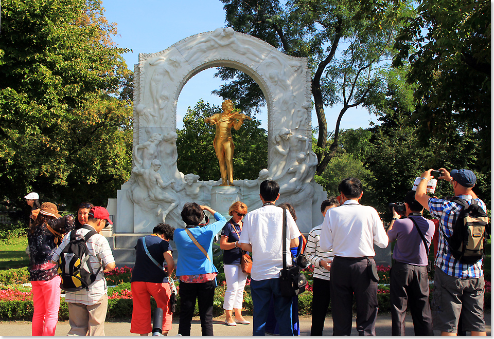 18612 PSW 43d Japanische Touristen vor dem Johann Strauss Denkmal