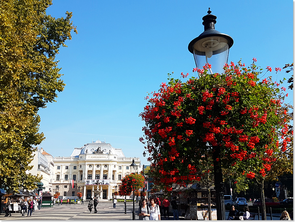 18612 PSW 79 Das slowakische National Theater in Bratislava im Blumenschmuck