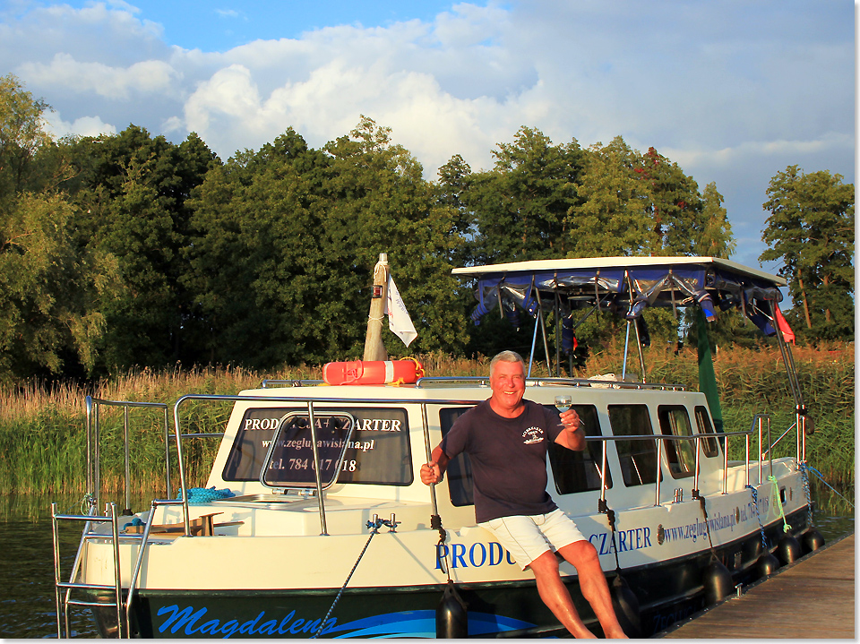 18614 PSW 41 Der Skipper freut sich ueber den gelungenen Toern bei Wein und Sonnenuntergang