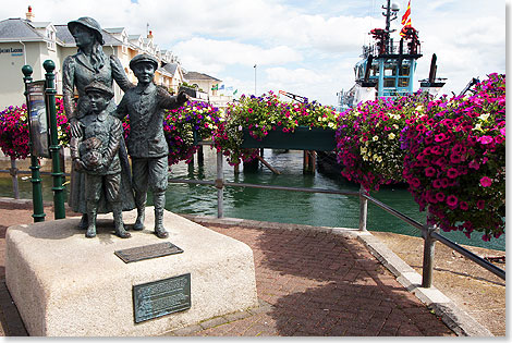 Annie Moore reiste am 20. Dezember 1891 zusammen mit ihren jngeren Brdern 
	Philip und Anthony vom irischen Hafen Queenstown ab, um ihren 
	Eltern in die USA nachzufolgen. Sie soll damals erst 15 Jahre alt gewesen 
	sein.