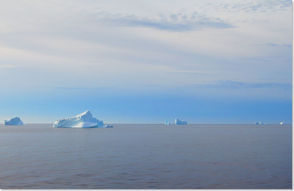 Erste Eisberge vor der Diskobucht auf dem Weg zur Disko Insel, die 
	zwei Mal so gro ist, wie Mallorca.