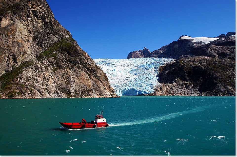 Ein Gletscher im Prins Christian Sund und davor ein maritimes Fahrzeug – es ist das einzige auf der 60-Kilometer-Sundfahrt, das uns begegnet.
