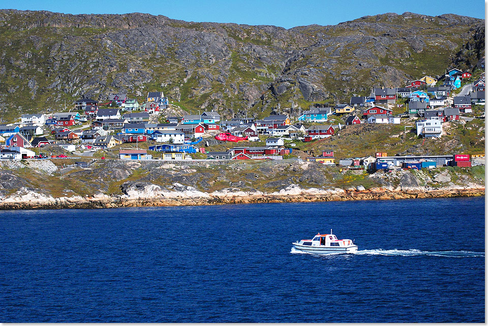 Nach zwei Seetagen im Nordatlantik erreicht die ARTANIA Grönland. Vor Qaqortoq (Julianehåb) im Süden der größten Insel der Welt, liegt die ARTANIA auf Reede. Der rote Hubschrauber der Air Geenland in der Bildmitte führt Rundflüge durch.