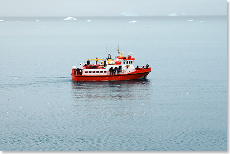 in erstes Ausflugsboot erscheint für die Fahrten in den Ilulissat-Eisfjord.