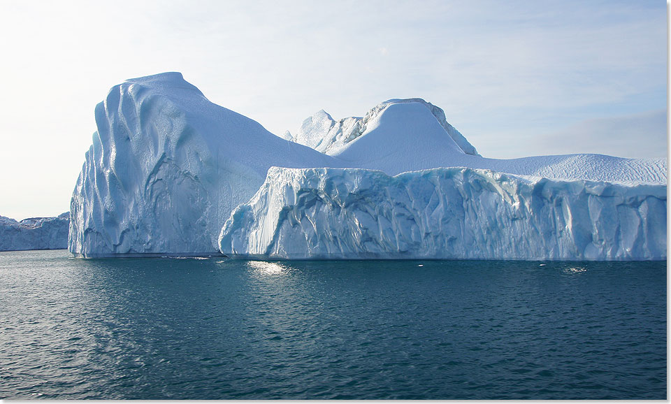 An den Abbruchkanten wirkt dieser Eisberg seltsam „modelliert” 