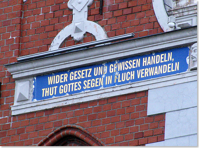 Fr den Handelsbund der Hanse 
			(als EU des Mittelalters) war der Zugang zur Ostsee ber die Hfen 
			des Baltikums besonders wichtig. Vor allem deutsche Handelshuser 
			und deutsche Schiffahrtsgesellschaften waren in Riga effektiv 
			vertreten. Deutsch hat russisch verdrngt,  ist jetzt neben Englisch 
			wieder wichtigste Fremdsprache in den Schulen. Aber schon vor 400 
			Jahren prangten deutsche Goldbuchstaben hoch am grten Handelshaus 
			des Landes. Jetzt wurden viele solcher Inschriften restauriert.