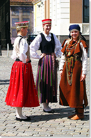 In Lettland wird die Tradition 
			hochgehalten. Alle fnf Jahre kommen Zehntausende zum grten 
			Chor-Festival der Welt in Riga zusammen. Viele junge Leute 
			versuchen, in Chren, Volkstanz- oder Trachtengruppen die von der 
			jahrzehntelangen sowjetischen Besatzungszeit unterbrochenen 
			Traditionen wieder aufleben zu lassen