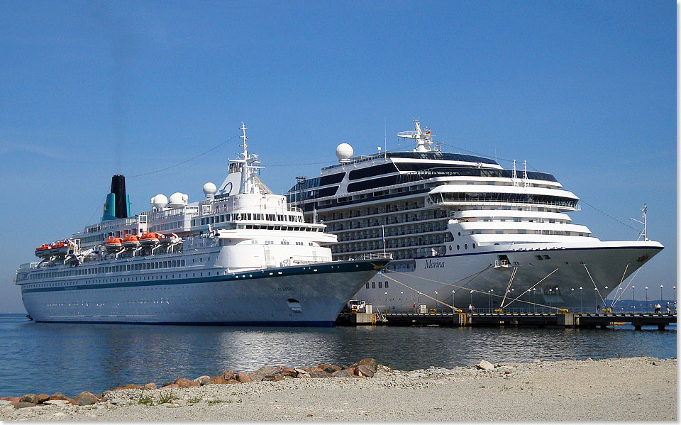 Unser Schiff, die MS ALBATROS (28.078 BRZ) neben der erst 2011 in Dienst gestellten MS MARINA (66.048 BRZ) von Oceania Cruises Seite an Seite im Hafen von Tallinn.
