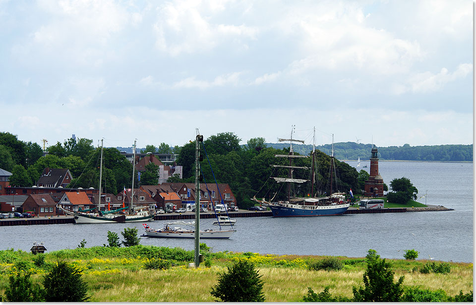 Wo der Nordostseekanal in die Kieler Frde bergeht, warten Segelschiffe auf ihre Gste.