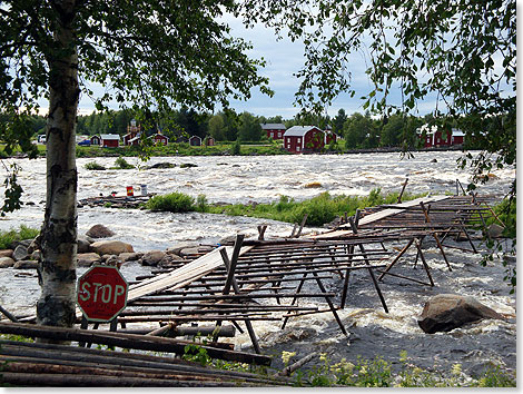 Stoppschilder warnen an wackeligen Stegen am Tornio-Fluss vor dem Betreten.