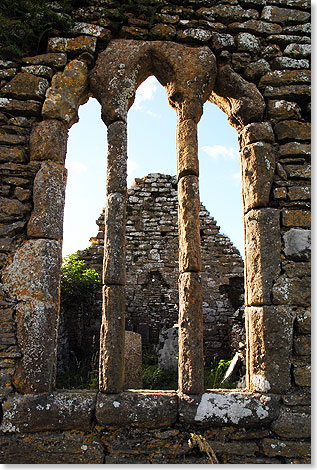 Die Kirchenruine Hook Church, umgeben von uralten Grbern, 
			unweit von Hook Head Lighthouse.