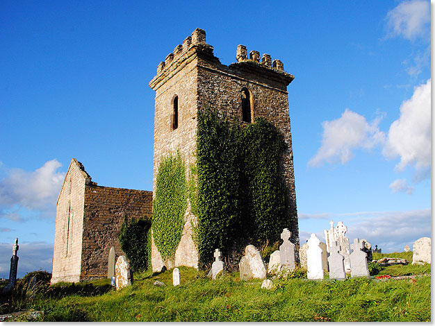 Hook Church ist das letzte berbleibsel der alten 
			Klosteranlage, deren Bewohner ber viele Jahrhunderte das 
			Leuchtfeuer von Hood Head betreuten.