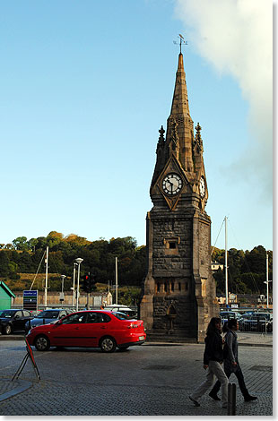 Die Uferpromenade der Hafenstadt Waterford ldt zum 
			Spaziergang ein. Im Bild: der Uhrturm.