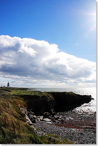 Um Seeleute und Fischer vor den rauen Klippen der Kste von 
			Hook Head zu schtzen, errichtete der walisische Mnch Dubhn im 
			fnften Jahrhundert ein Leuchtfeuer. An der selben Stelle wurde 
			spter der Leuchtturm gebaut.