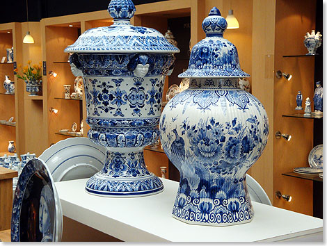 Delfter Porzellan, hier von Royal Delft, 
		  gehört zu den Niederlanden wie Käse, Tulpen und Windmühlen
