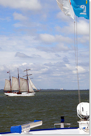 Ein Dreimasttoppsegelschoner kreuzt auf dem Ijsselmeer den Kurs der MS CALYPSO