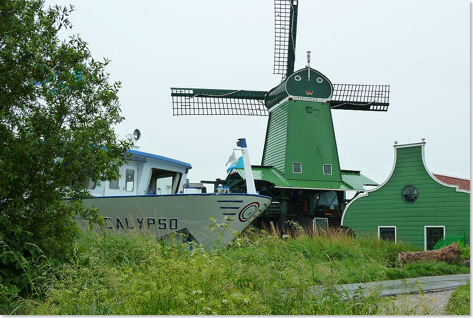 Ihren eigenen Liegeplatz findet die kleine MS CALYPSO bei den Mhlen im Museumsdorf Zaanse Schans.