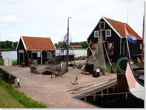 Als das Meer noch weit ins Land reichte, arbeiteten in diesen Häusern 
	Netzmacher für die Fischer der Zuidersee