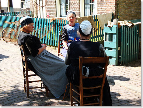 Plauderstndchen 
	im Dorf  zu erleben in Enkhuizen am Ijsselmeer in Museumsdorf