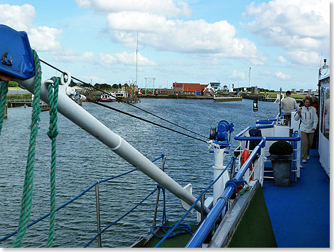 Den Oever, die westliche Schleuse durch den Abschlussdeich, der seit 1932 
	Nordsee und Ijsselmeer trennt