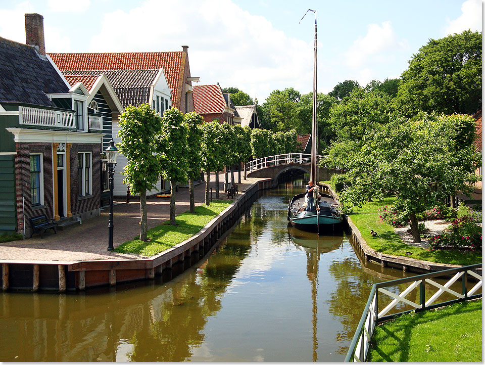 Idylle aus vergangenen Tagen, als Boote noch vor den Häusern an Grachten 
	in Orten am Ijsselmeer lagen – wie heute im Zuiderseemuseum in Enkhuizen.