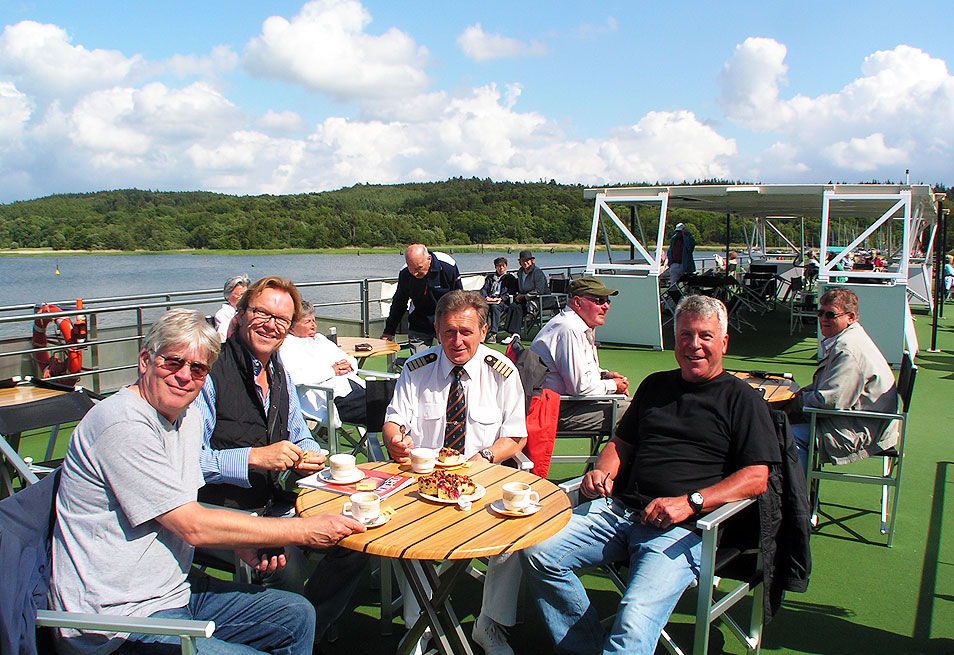 Vierer-Runde bei Kaffee und Kuchen an Deck der MS SAXONIA: Marinemaler Thomas Quatsling aus Stralsund, der Rgener Moderator, Entertainer, Snger und Schauspieler Wolfgang Lippert, SAXONIA-Kapitn Johann Magner aus Bittkau und Autor Dr. Peer Schmidt-Walther aus Stralsund.