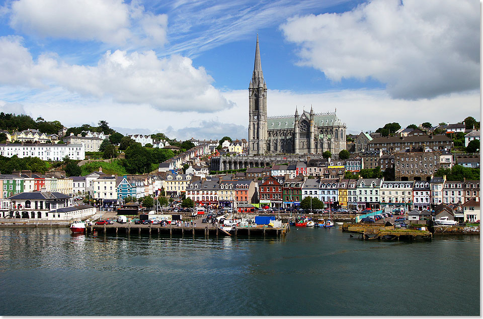 Zweiter Anlaufhafen  nach Portland in Dorset an der Sdkste Englands  ist Cobh in Irland mit seiner alles dominierenten Kathedrale St. Koloman