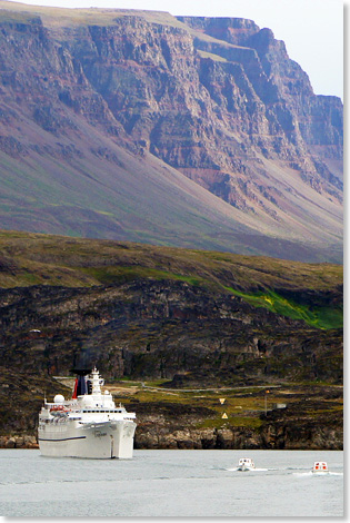 Vor der ARTANIA liegt die PRINCESS DAPHNE in der Bucht vor Qeqertassuaq  Disko Insel  auf Reede.